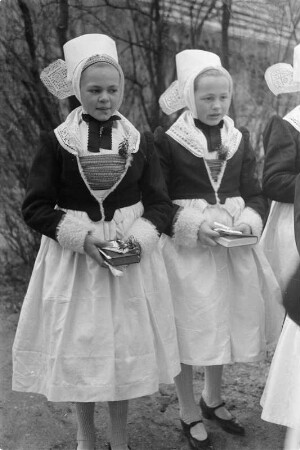 Konfirmandinnen in Schleifer Tracht. : Konfirmandki w Slepjanskej drasće.