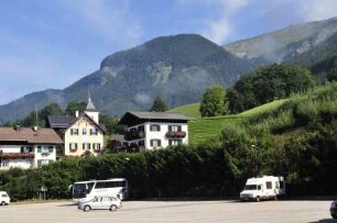 Sankt Wolfgang - Landschaft : Häuser am Ortseingang und Großparkplatz in Sankt Wolfgang, aufgenommen 2008