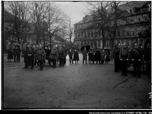 Übungen der Wolfenbütteler Freiwilligen Feuerwehr (älterer Positivabzug vorhanden) Enthält: Feuerwehrleute mit Gerätewagen auf dem Schlossplatz mit Zuschauern