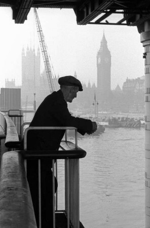 An der Themse : An der Themse, unter der Hungerford Bridge (?), im Hintergrund Houses of Parliament und Big Ben;