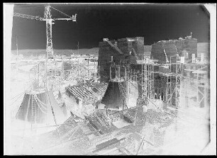 Staustufe Limbach. Blick von oberstrom auf Krafthausbaugrube und Trennpfeiler.