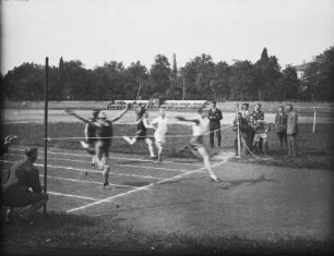 Zieleinlauf : Zieleinlauf von Läufern auf einem Sportplatz