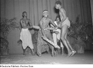 Auftritt eines afrikanischen Ensembles unter der Leitung der Dichters Keita Fodeba in der Kongresshalle