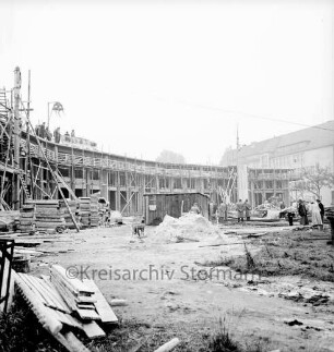Stormarnschule: Gymnasium: Waldstraße: Erweiterungsbau: in Bau: bogenförmiger Klassentrakt: Richtfest: Richtkrone: rechts hinten Altbau von 1910 mit Erweiterungsbau von 1951