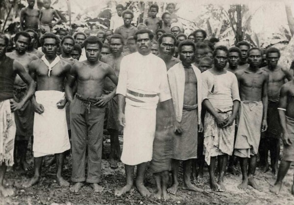 "Eine Gruppe von N.-Lauenburger Eingeborenen mit ihrem Lehrer in der Mitte, Fyian (Fidschi)"