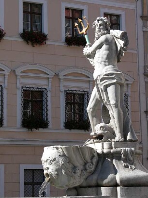 Neptunbrunnen vor dem Rathaus am Untermarkt