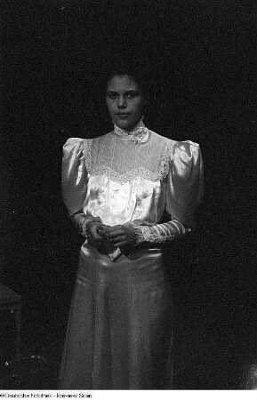 Szenen aus dem Stück "Die kleine Stadt" von Thornton Wilder am Deutschen Theater in Berlin : Szene mit Ruth Schilling als Emily