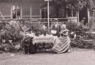 Kaffeetrinkende Familie vor der Berggaststätte auf dem Czorneboh