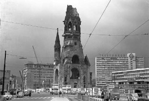 Berlin: Ruine der Gedächtniskirche; von der Tauentzienstraße