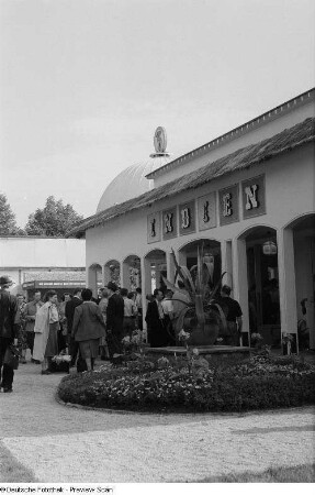 Besucher der Leipziger Herbstmesse 1954 vor dem indischen Pavillon