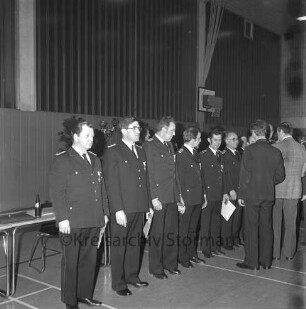 Großhansdorf: Emil-Behring-Gymnasium: Sporthalle: Kreisfeuerwehrverband: Jahresversammlung: Ehrung von Feuerwehrmännern mit dem Brandschutz-Ehrenzeichen: Überreichung durch Kreispräsident Hubert Priemel