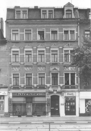 Dresden-Neustadt, Königsbrücker Straße 48. Wohnhaus mit Laden (1899). Straßenfront. Ehemaliges Wohnhaus von Erich Kästner