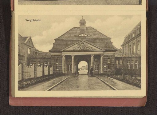 Torgebäude