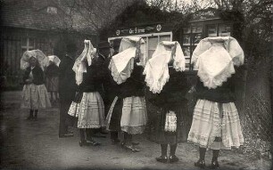 Tracht aus Burg : Kleidung - niedersorbische Tracht. Ort: Bórkowy / Burg-Spreewald. Sorbinnen in Kirchgangstracht vor nazistischen Schaukästen (gestelltes Foto), politischer Folklorismus