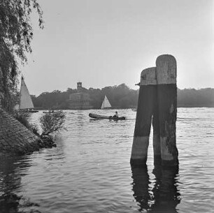 Segelboote und Ruderboot auf der Havel, im Hintergrund die Heilandskirche von Potsdam-Sacrow