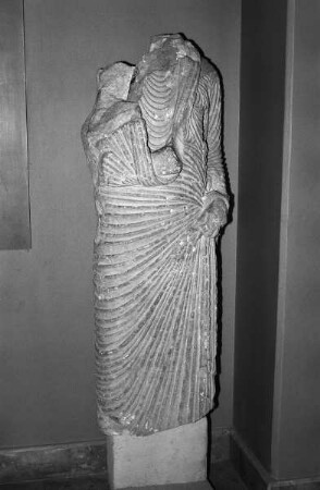 Gewandstatue