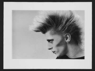 Profil : Porträt des New Wave-Musikers Mark A. Defris im Profil