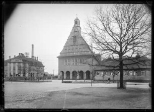 Schkeuditz. Bahnhofstraße mit Blick auf das Rathaus