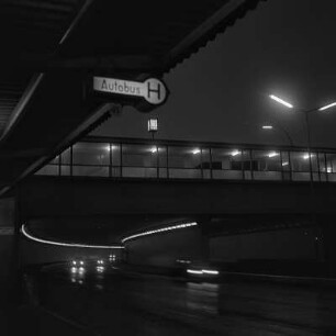 Haltestelle bei Nacht : Berlin. Autobushaltestelle bei Nacht