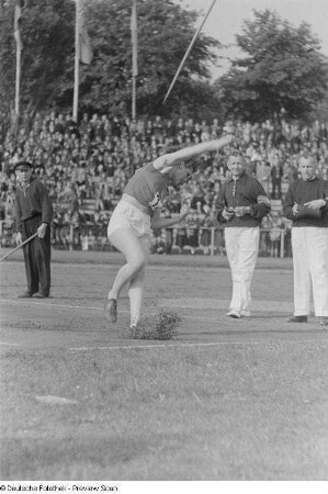 Speerwerferin beim Abwurf im Bruno-Plache-Stadion