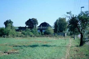 Blick zum Bahnhof, das kuppelartige Dach ragt heraus