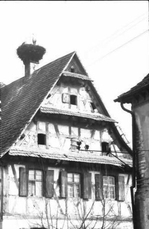 Bahlingen: Altes Haus mit Storchennest