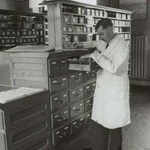 Lichtbildsammlung, Mitarbeiter beim Heraussuchen von Lichtbildern, Sächsische Landesbildstelle, um 1937