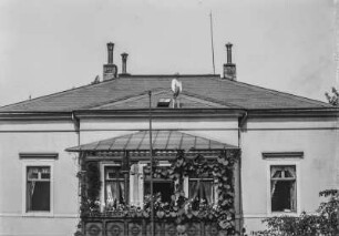 Dresden-Blasewitz, Junge auf dem Dach