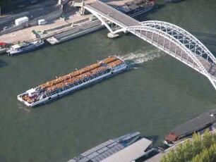 Seine mit Ausflugsschiff, Blick vom Eiffelturm