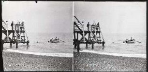 Dieppe. Aussichtsplattform am Strand, Ruderboot und Badende