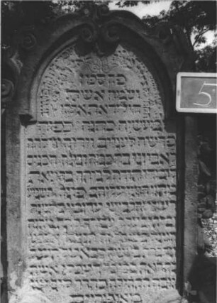 Grabstein am Sammelgrab 5 (Detailaufnahme)