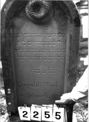 Grabstein 2255 (Index: 100097346) Maße HxBxT: 181x49x15 cm Symbolik: Trauerkranz: Grabstein 2255 (Detailaufnahme)