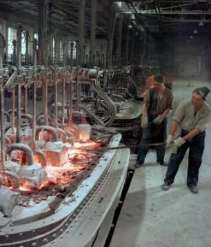 Wannenarbeiter im Elektrochemischen Kombinat Bitterfeld