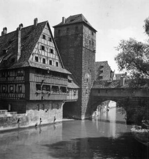 Nürnberg. Weinstadel (1446-1448). Ansicht mit Pegnitz, Befestigungsturm und Brücke