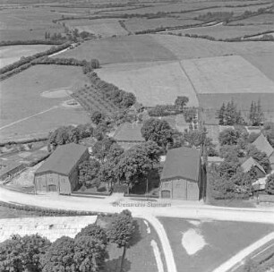 Hof (Havighorst 68): Luftbild: im Hintergrund Straße Rögen
