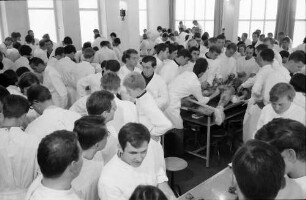 Freiburg: Medizinstudenten beim Sezieren, Anatomiesaal mit sezierenden Studenten