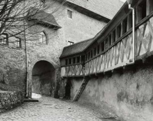 Schloss Rochsburg, Nordzwinger mit gedecktem Wehrgang