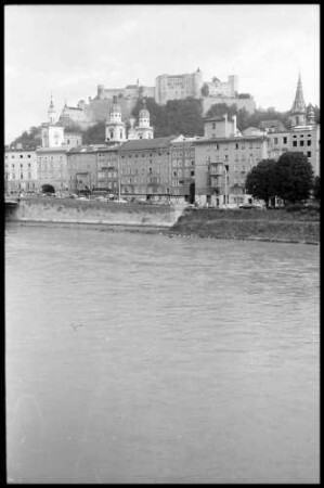 Salzburg: Blick von der Brücke auf Altstadt und Burg