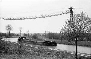 Retzwiller: Rhein-Rhone Kanal mit Kahn und Hochspannungsleitung [Förderseilbahn]
