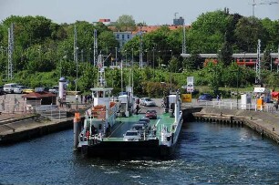 Breitlingfähre in Warnemünde : Eine Autofähre liegt am Kai in Warnemünde. Aufgenommen im Mai 2008