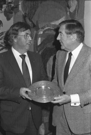 Verleihung des Ehrentellers vom Arbeitskreis Zulieferer Baden-Württemberg an den Direktor des Landesgewerbeamts Dr. Berthold Kunze