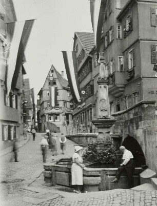 Esslingen, Beutaubrunenn : Esslingen. Obere Beutau mit Beutaubrunnen. Blick gegen Eckhaus. Obere-/Mittlere Beutau