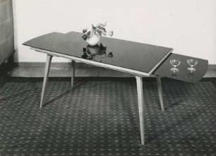 Ausziehbarer Couchtisch "T 311" der Wilhelm Bofinger Möbelwerkstätten Ilsfeld