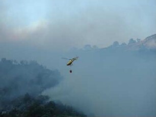 Positano - Waldbrandbekämpfung : Hubschrauber und Löschflugzeuge versuchen bei Positano 2004 einen Waldbrand zu bekämpfen