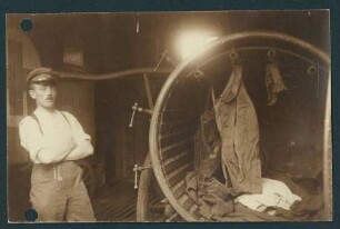 Foto eines Soldaten bei der Entlausung von Kleidern