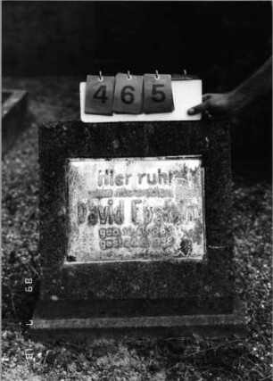Grabstein 465 (Index: 99797566) Material: Kunststein, Emailplatte Zustand: leicht verwittert Maße HxBxT: 58x61x35 cm Beschreibung: Stele, quadratisch, Sockel: Grabstein 465