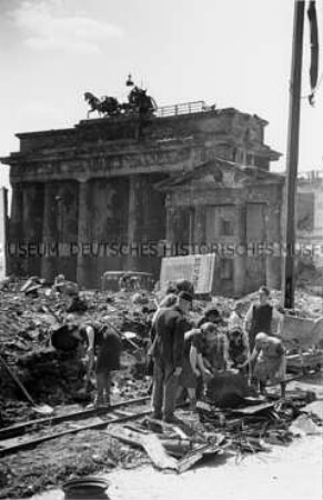 Trümmerbeseitigung vor dem Brandenburger Tor