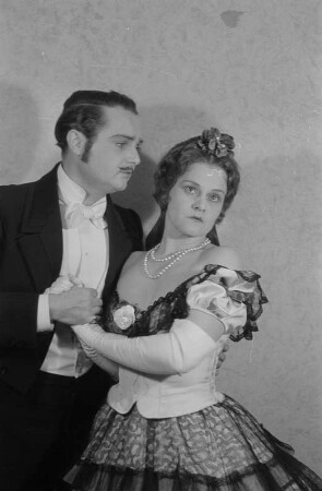 Szenenbilder aus der Oper "La Traviata" an der Deutsche Staatsoper Berlin : Szene mit Tiana Lemnitz