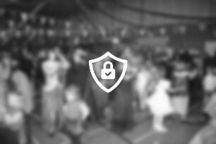 Turn- und Sportverein (TSV) Zarpen e. V.: Sporthalle: Kinderkarneval: tanzende Kinder in Kostümen: darüber Girlanden