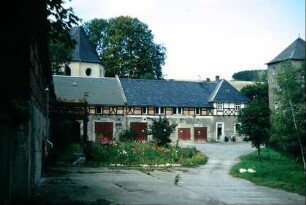 Hof des alten Harraschen Gutes; rechts das alte Gutsgebäude, links Kirche